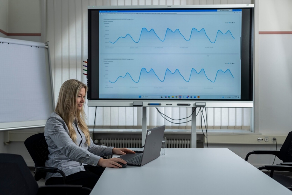 Julia Geiger stellt sicher, dass Messdaten zur Stromproduktion und zum Stromverbrauch vollst&auml;ndig und korrekt sind. 